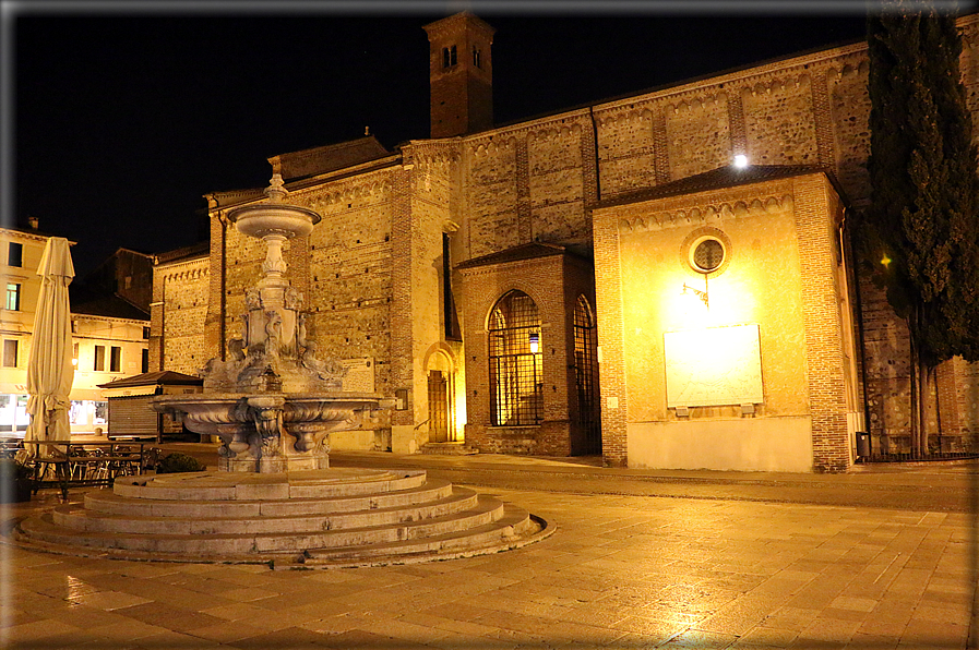 foto Bassano del Grappa di notte